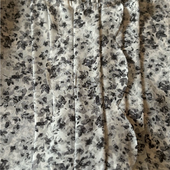 5 for $15-Black and White Floral Blouse, Ruffle Detail - Picture 5 of 5